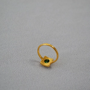 Bague minimaliste en laiton doré avec sertissage carré et une pierre précieuse verte