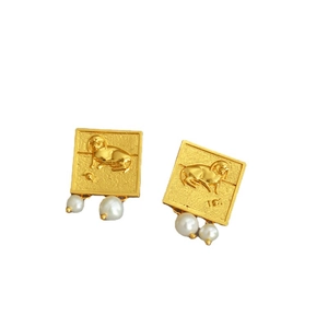 Boucles d'oreilles carrées dorées vintage avec relief de mouton et perles d'eau douce