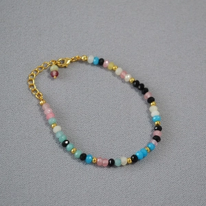 Détail du bracelet en perles d'agate colorées avec accents dorés et fermoir réglable