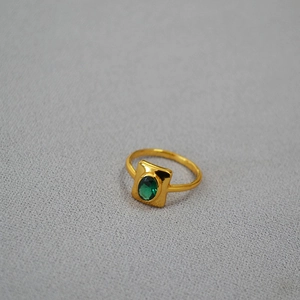 Bague vintage en laiton doré avec une émeraude verte ovale dans un design géométrique