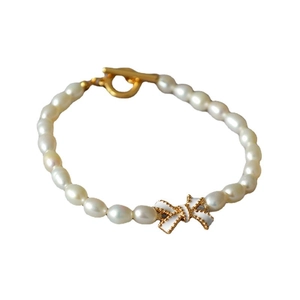 Elegantes Süßwasserperlenarmband mit weißer Emaille-Schleife und vergoldetem OT-Verschluss