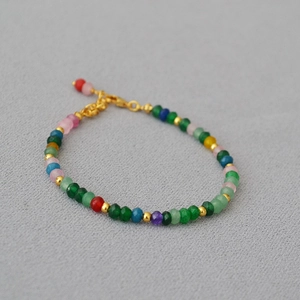 Vue détaillée d'un bracelet en perles de pierre naturelle colorée avec fermoir doré robuste