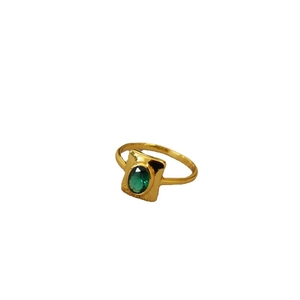 Bague minimaliste en laiton doré avec une émeraude verte sertie dans une base texturée