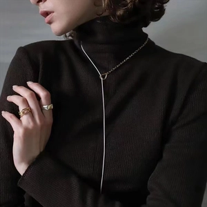 Minimalist Y-shaped long chain necklace with water drop pendant and metal rings