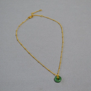 Collier en laiton doré avec pendentif beignet en jade vert vintage et chaîne à billes