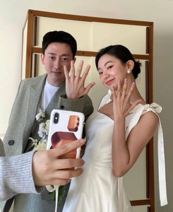 Mirror selfie showing a pair of minimalist rings and large faux pearl earrings in a daily look