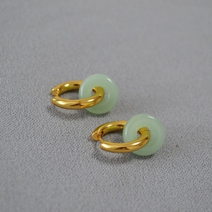 Boucles d'oreilles créoles dorées avec pendentifs en jade vert clair style Ping'an Kou