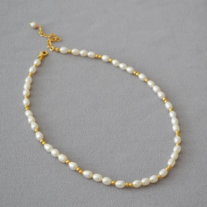 Collier De Künstliche Perles De Riz D'eau Douce Avec Billes Dorées Style Français Ras Du Cou Minimaliste Pour Femmes