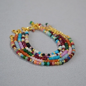 Bracelet en perles d'agate naturelle colorée avec pierres facettées et fermoir doré