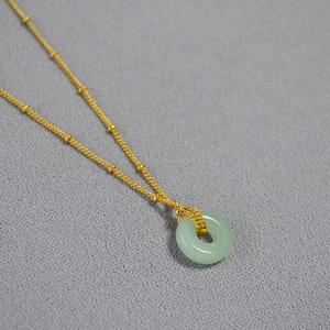 Collier plaqué or de style oriental avec pendentif rond en jade vert et chaîne à perles
