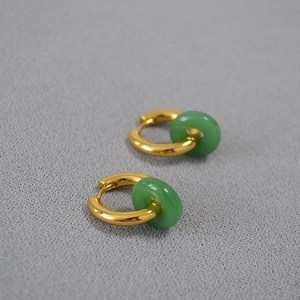 Boucles d'oreilles créoles dorées avec pendentifs ronds verts à texture de jade