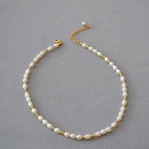 Détail du collier de perles d'eau douce et perles dorées avec fermoir mousqueton réglable