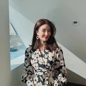 Elegant French style V-neck floral midi dress with long sleeves and artistic patterns