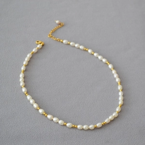 Collier de perles d'eau douce de style français avec perles dorées et fermoir mousqueton