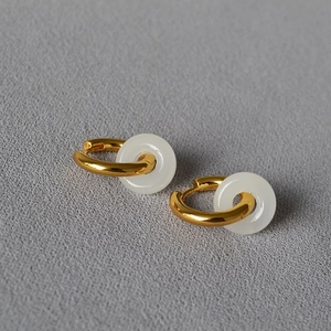 Vue détaillée de boucles d'oreilles en laiton doré avec pendentifs en jade blanc