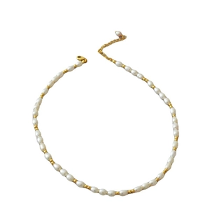 Collier de perles de riz d'eau douce style français avec perles dorées et fermoir homard
