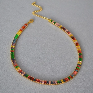 Collier choker doré orné de zircons rectangulaires colorés avec une chaîne de réglage dorée