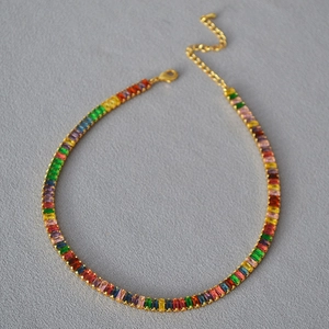 Collier arc-en-ciel avec pierres de zircon colorées rectangulaires sur chaîne dorée