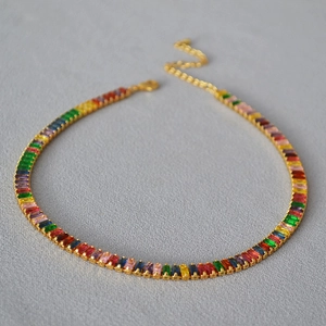 Détail du collier de zircons rectangulaires colorés avec chaîne dorée réglable