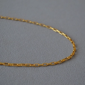 Collier minimaliste en laiton avec maille trombone et finition dorée mate pour femme