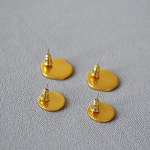 Boucles d'oreilles tulipes dorées aux formes rondes irrégulières avec tiges en argent 925
