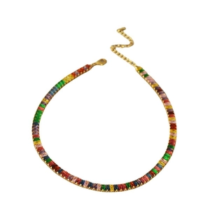 Collier ras du cou avec zircons rectangulaires colorés et finition dorée élégante