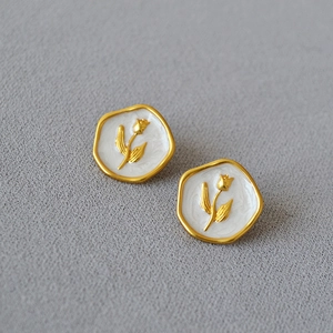 Boucles d'oreilles vintage en laiton doré avec émail blanc et relief tulipe sur tissu gris