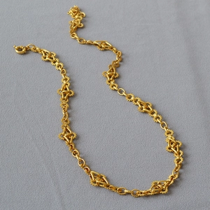 Collier long plaqué or avec design unique d'engrenages mécaniques et finition polie chic