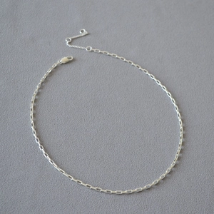 Collier minimaliste en laiton argenté à maillons rectangulaires et fermoir ajustable