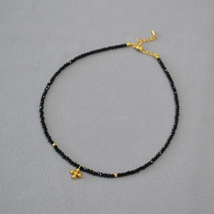 Elegante Collana Francese con Perline di Cristallo Nero Sfaccettato per Donna Ciondolo Croce in Rame Dorato Gioielli