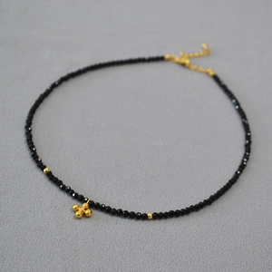 Elegante collana di perle di spinello nero con ciondolo a croce dorata e chiusura regolabile