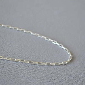 Collier minimaliste en laiton vintage avec finition argentée et maillons élégants