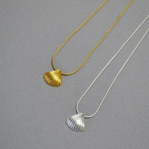 Vintage Brass Shell Pendant Necklace For Women Retro Scallop Snake Chain Distressed Electroplated Gold Silver Jewelry
