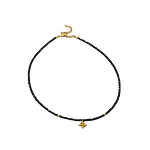 Elegante collana di perle di spinello nero con pendente a croce d'oro regolabile