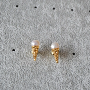 Minimalist irregular freshwater pearl ice cream stud earrings in 925 silver and gold finish