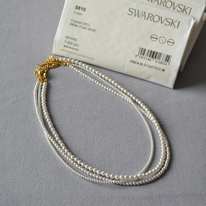 Elegante dreilagige 3mm weiße Perlenkette mit Goldverschluss für Damen
