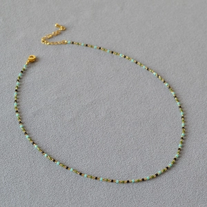 Minimalistische handgefertigte Perlenkette mit grünen Perlen und Goldkette