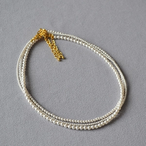 Detailansicht der dreilagigen Perlenkette mit goldenem verstellbarem Karabinerverschluss