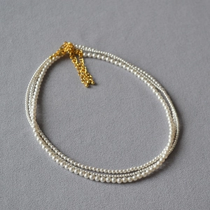Detailansicht der dreilagigen Perlenkette mit verstellbarem Goldverschluss und Verlängerung