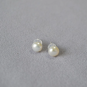 Elegant 925 silver stud earrings with natural white freshwater pearls and silicone backs