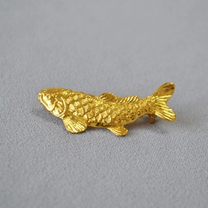 Lifelike vintage brass gold-plated koi fish brooch with detailed scales for winter coats