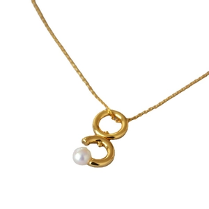 Collier à double anneau minimaliste avec perle blanche sur une chaîne dorée