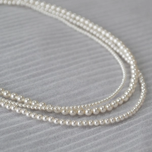 Detailansicht mehrlagiger Perlenketten mit edlem Glanz und elegantem Schicht-Design