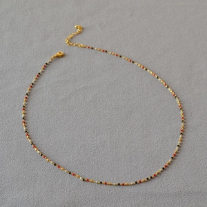 Handgefertigte minimalistische Perlenkette in Gold mit farbigen Akzenten für Damen
