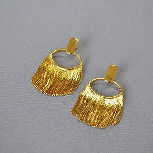 Boucles d'oreilles luxueuses à pampilles en laiton doré avec puces ovales modernes