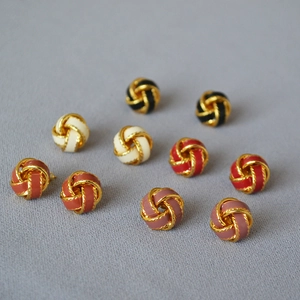 Boucles d'Oreilles Clous Nœud Torsadé en Émail Fait à la Main Laiton Plaqué Or 18K Bijoux Géométriques avec Tige en Argent 925