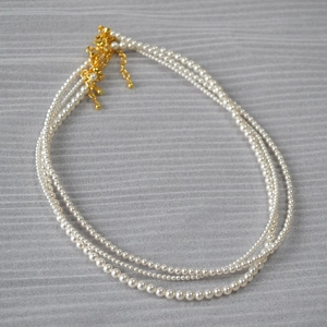 Detailansicht der dreilagigen Perlenkette mit verstellbarem goldenem Verschluss