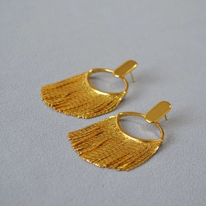 Boucles d'oreilles luxueuses à pompons dorés avec cadre circulaire et longues chaînes souples