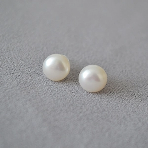 Detailed macro view of 925 silver studs with 7-9mm natural white freshwater pearls