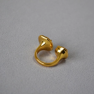 Anello d'oro vintage esagerato con design asimmetrico unico a doppia testa